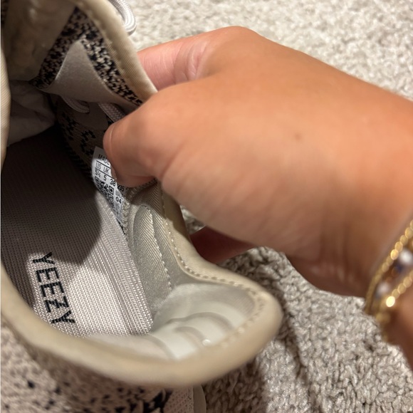 Yeezy Boost 350 V2 - Cream and Black - Picture 3 of 6